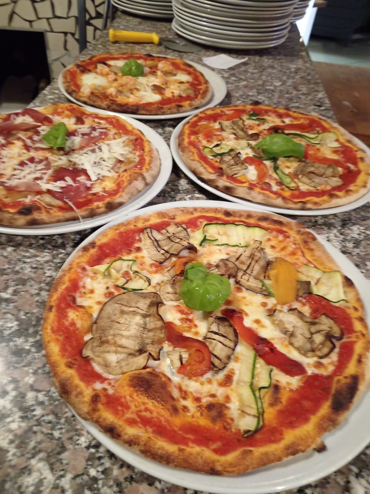 Edificio in legno con un cartello circolare