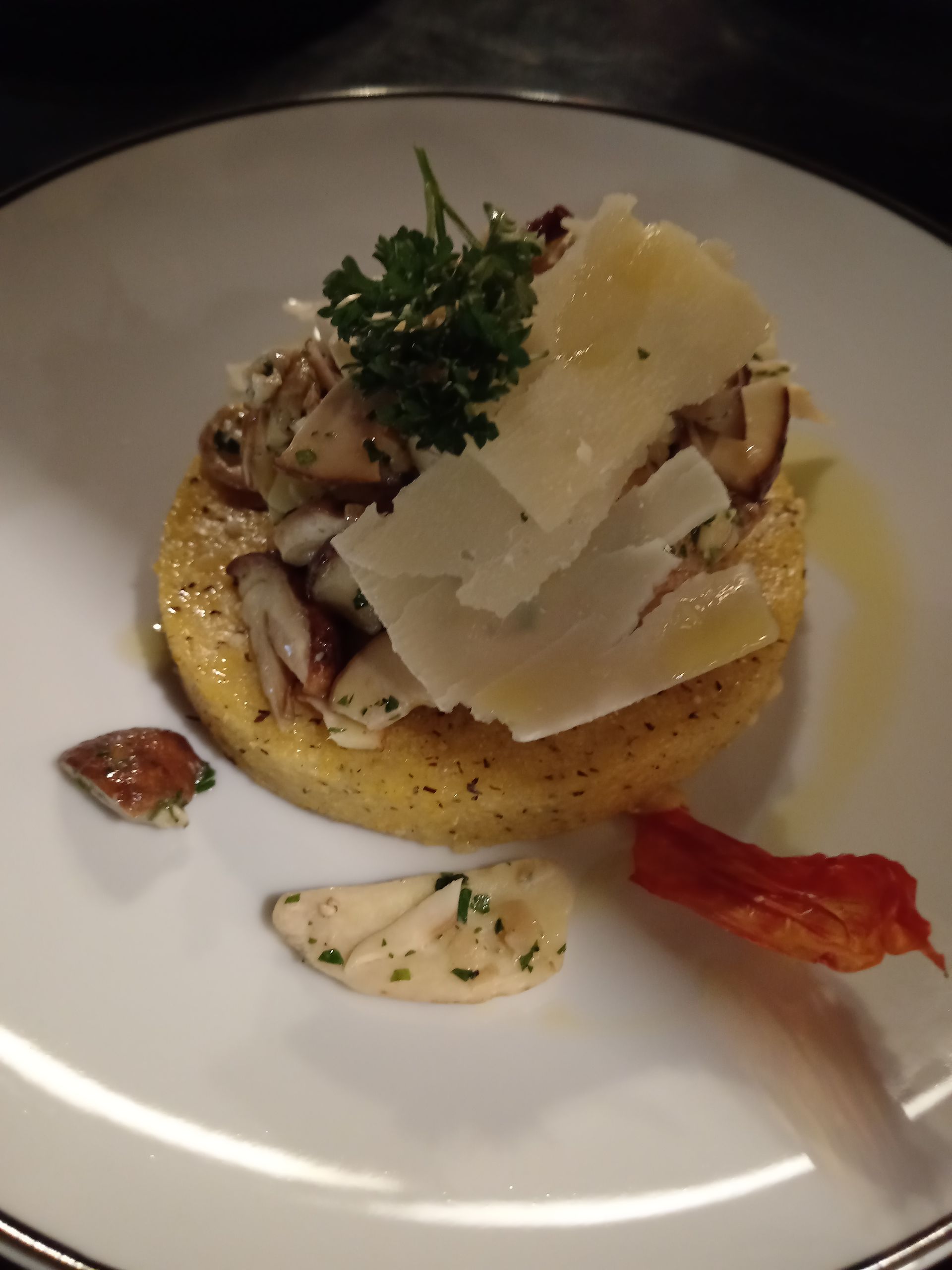 Interno del bar con tavoli e sedie in legno, ampia finestra con vista sul verde esterno.