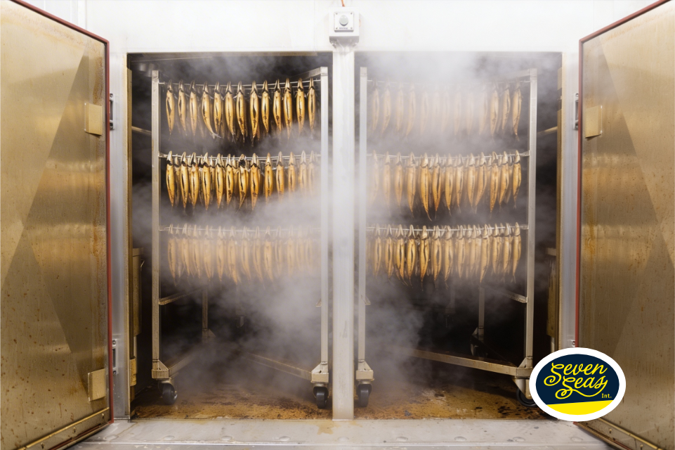 Productielijn Hollandse Nieuwe Hollandse Nieuwe wordt verpakt op lijn in retail verpakking met ui