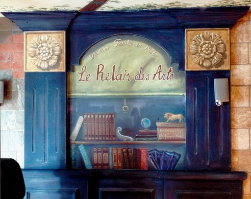 A painting on a wall that says le relais des arts