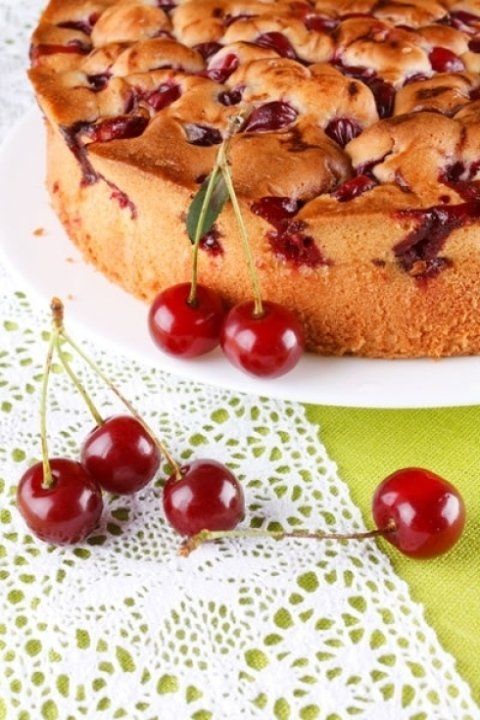 Torta con marmellata e ciliegie