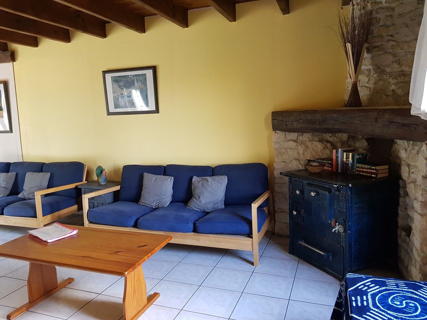 salon avec canapé bleu ikea dans un gite rural