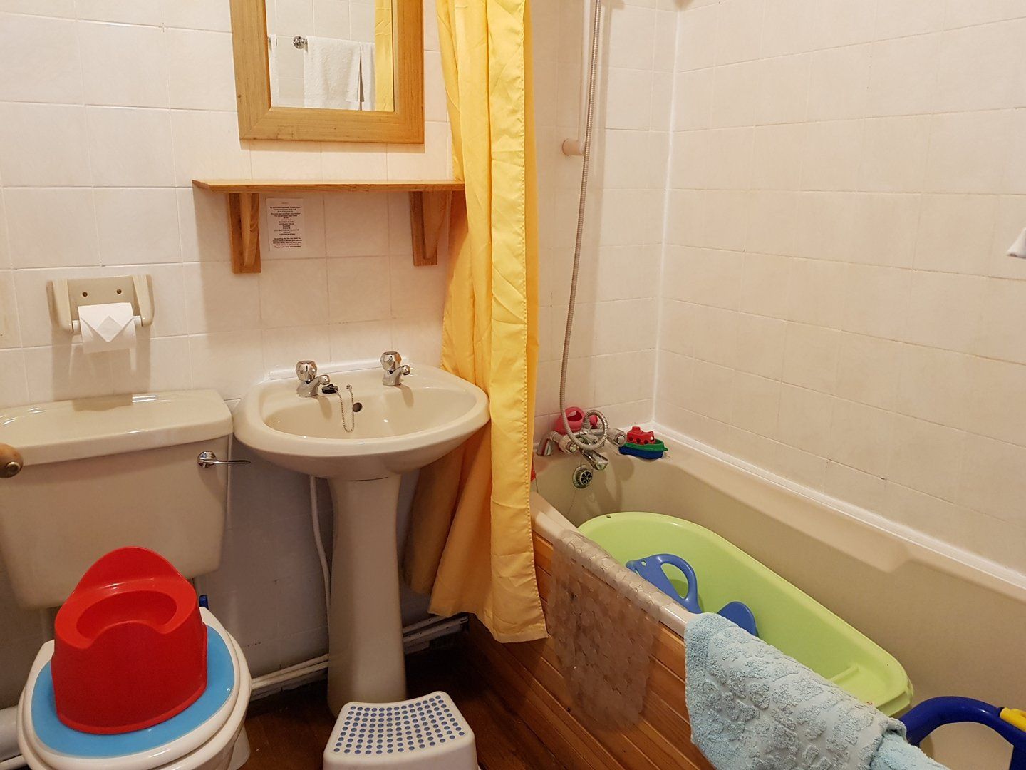 salle de bain avec equipment bébé