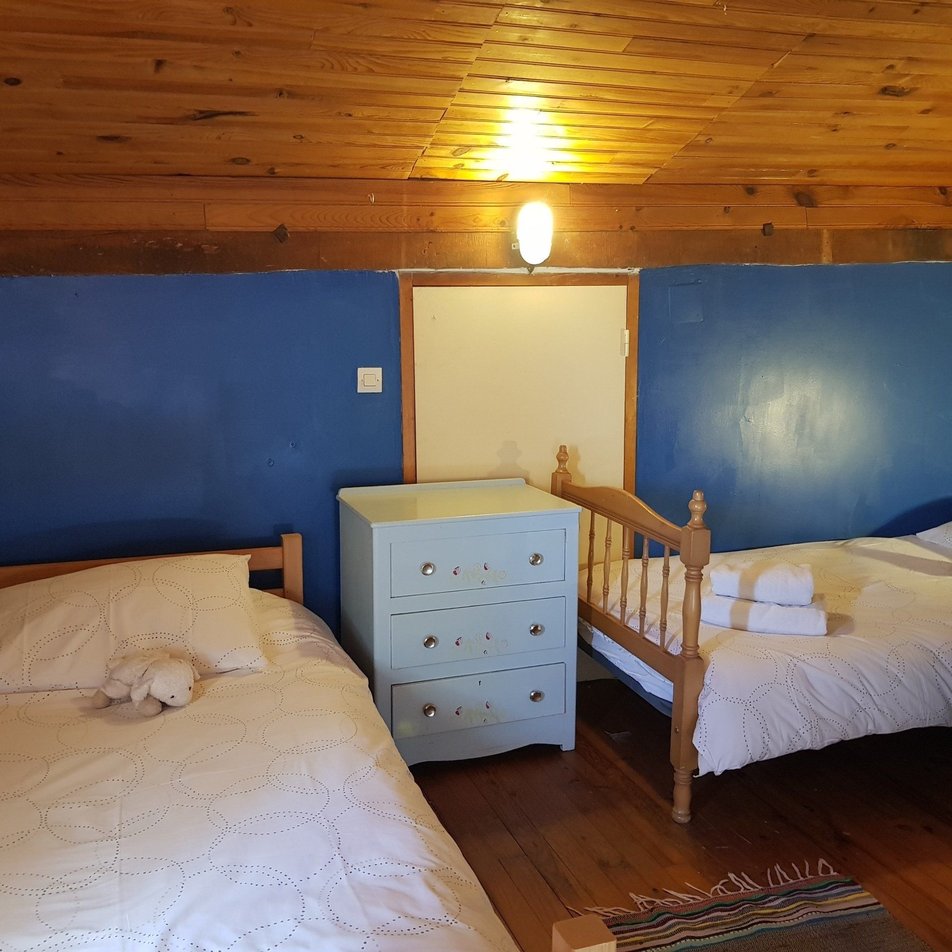 chambre dans grenier avec murs bleu