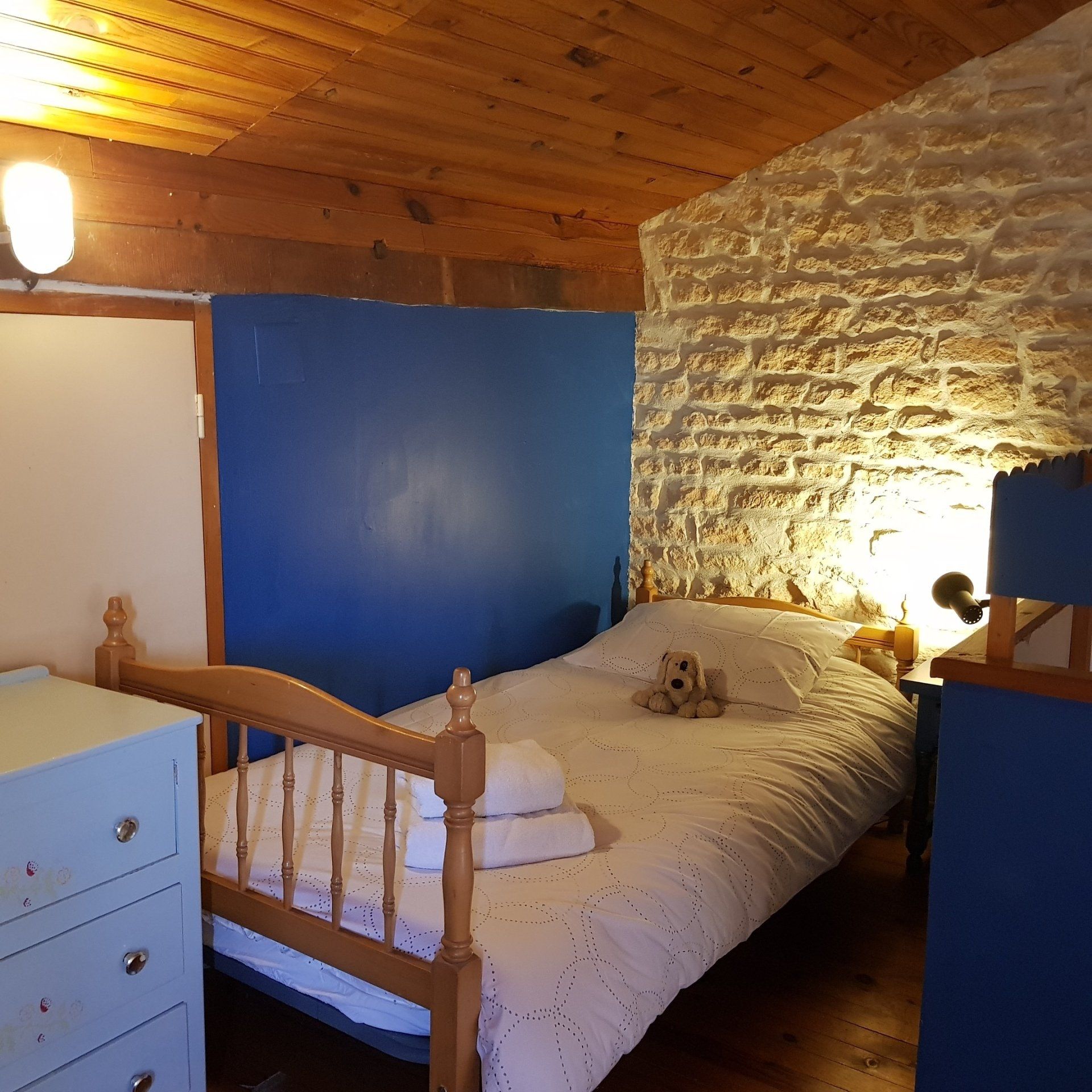 chambre enfant avec murs bleu fonce