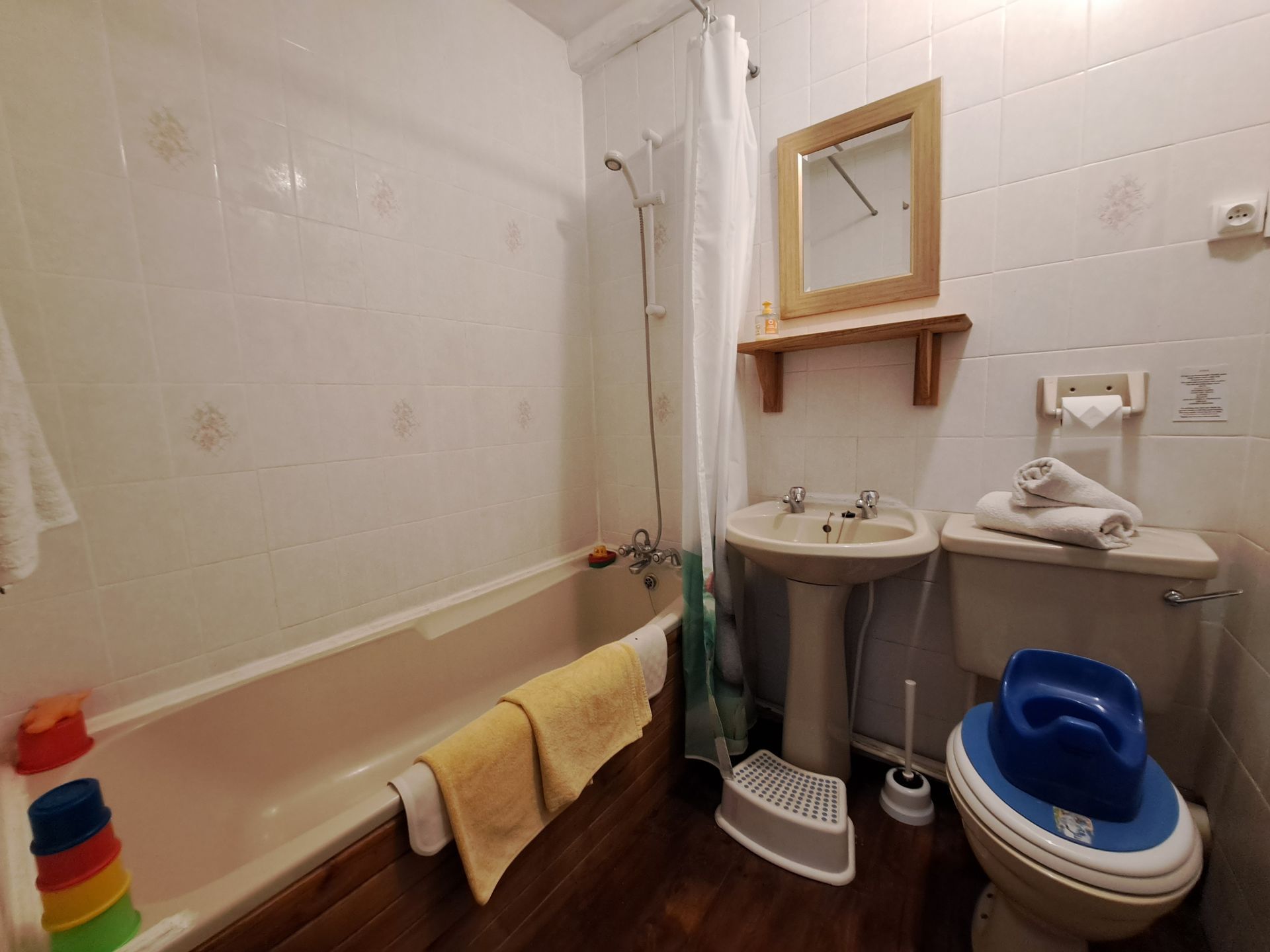 cream bathroom suite