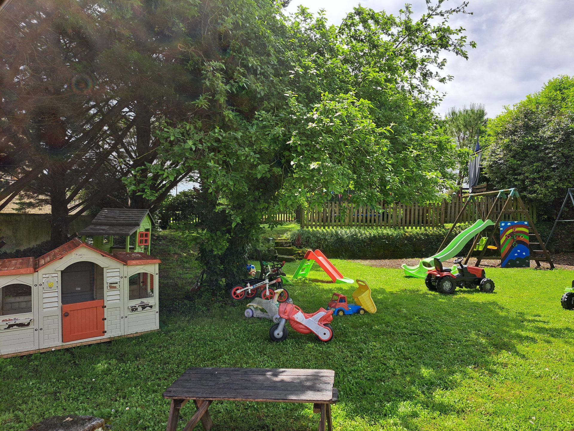 un jardin de jeux clos pour enfants