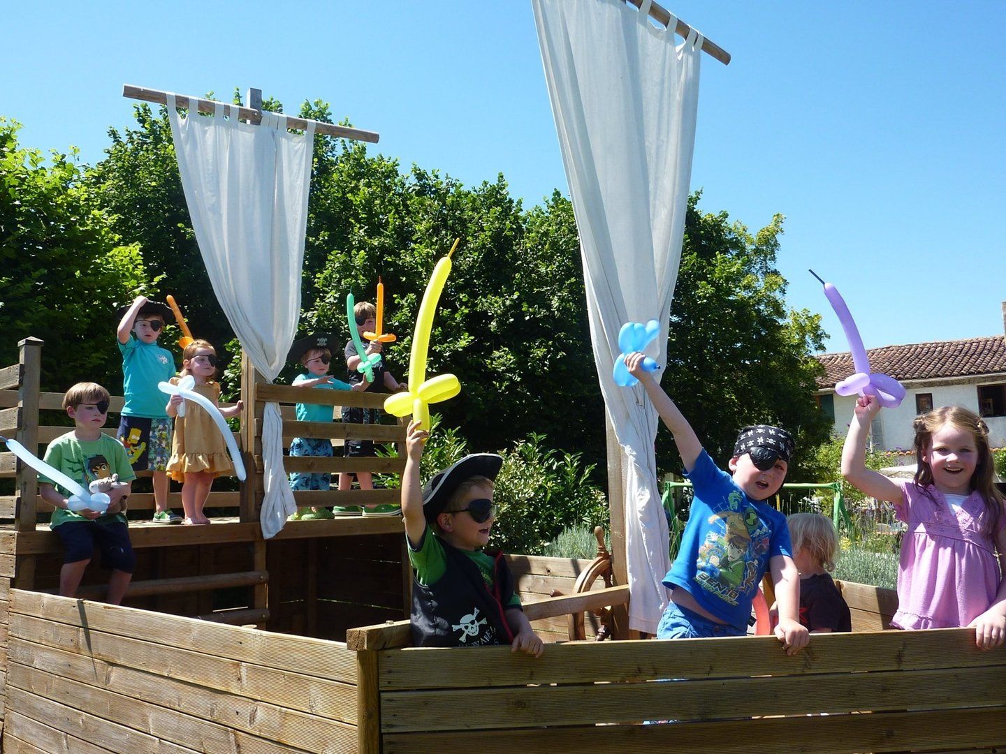 kinderen spelen piraten in een houten piratenschip