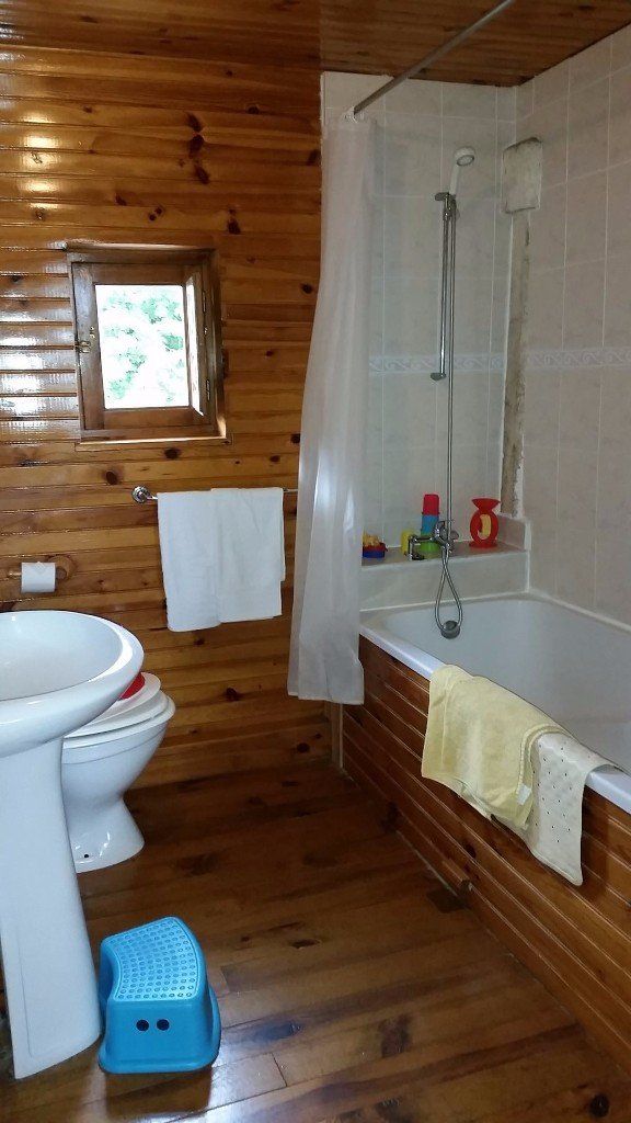 badkamer met houten lambrisering