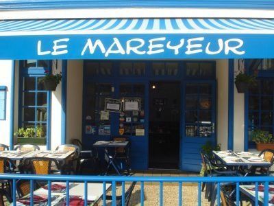 a seafood restaurant with blue frontage in st jean d'angely