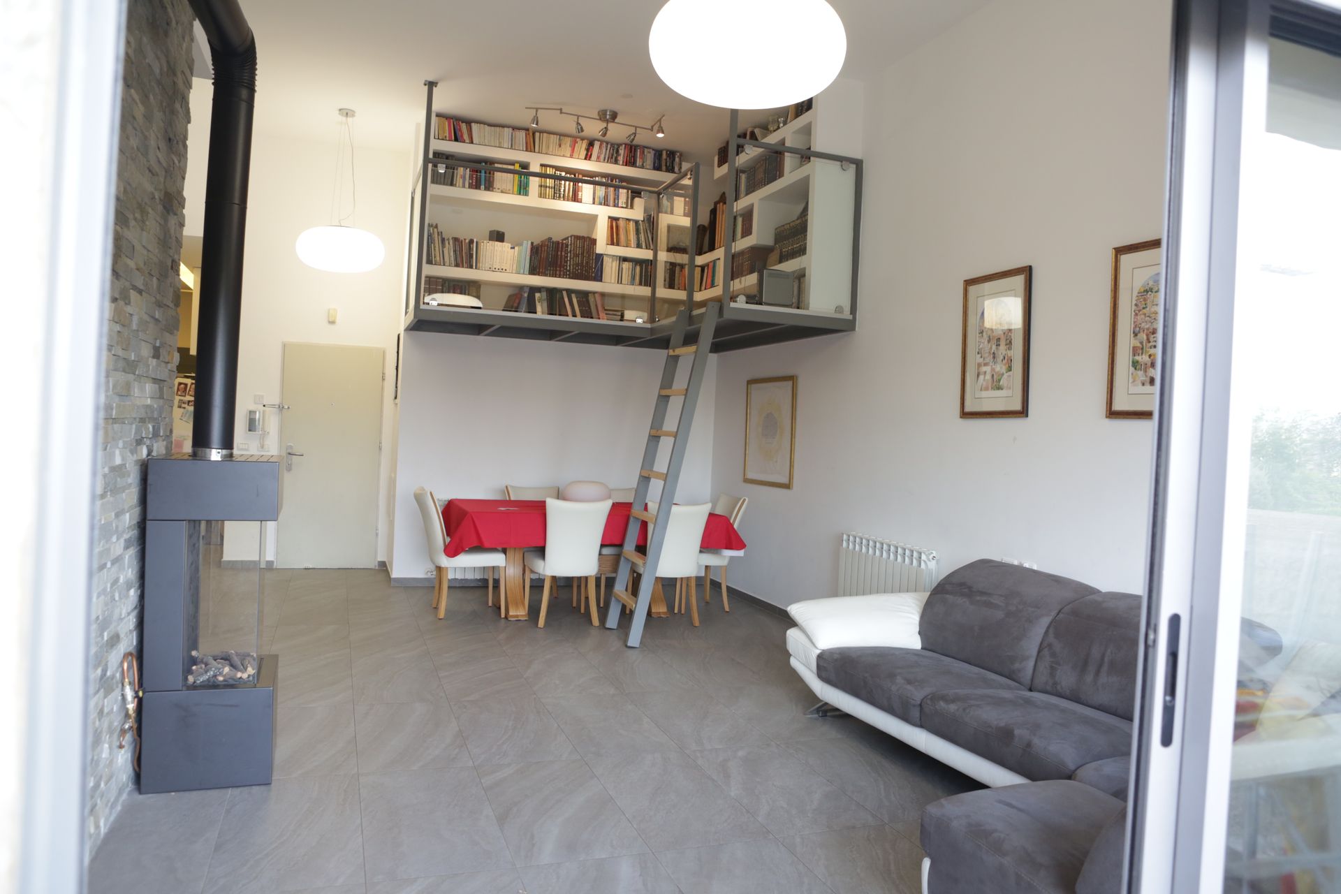 הדירת גן בעל תקרה גבוהה של משפחת קנדל