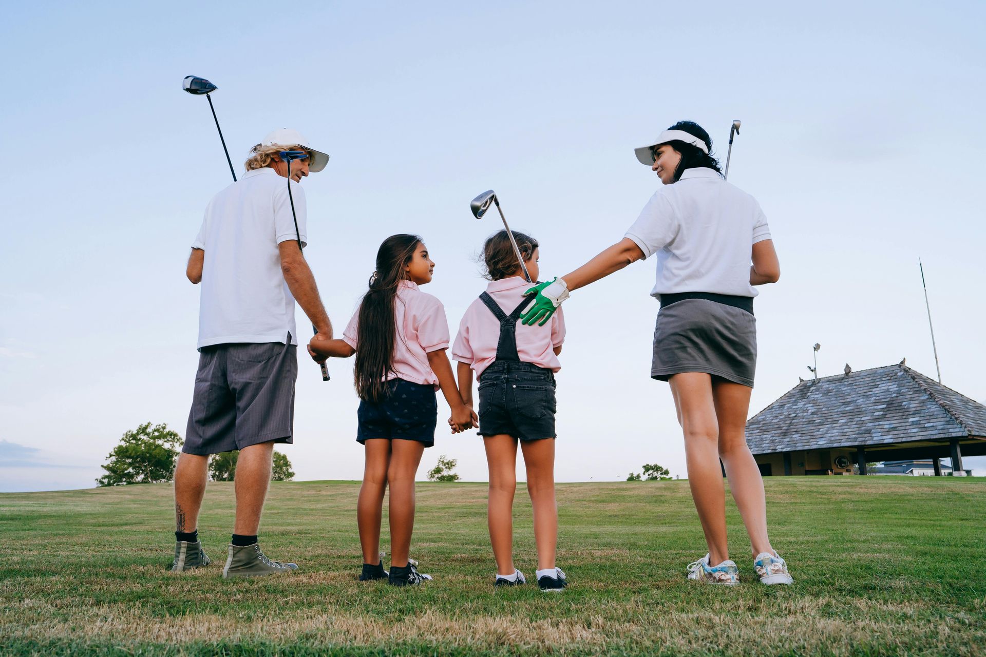 ģimene spēlē golfu