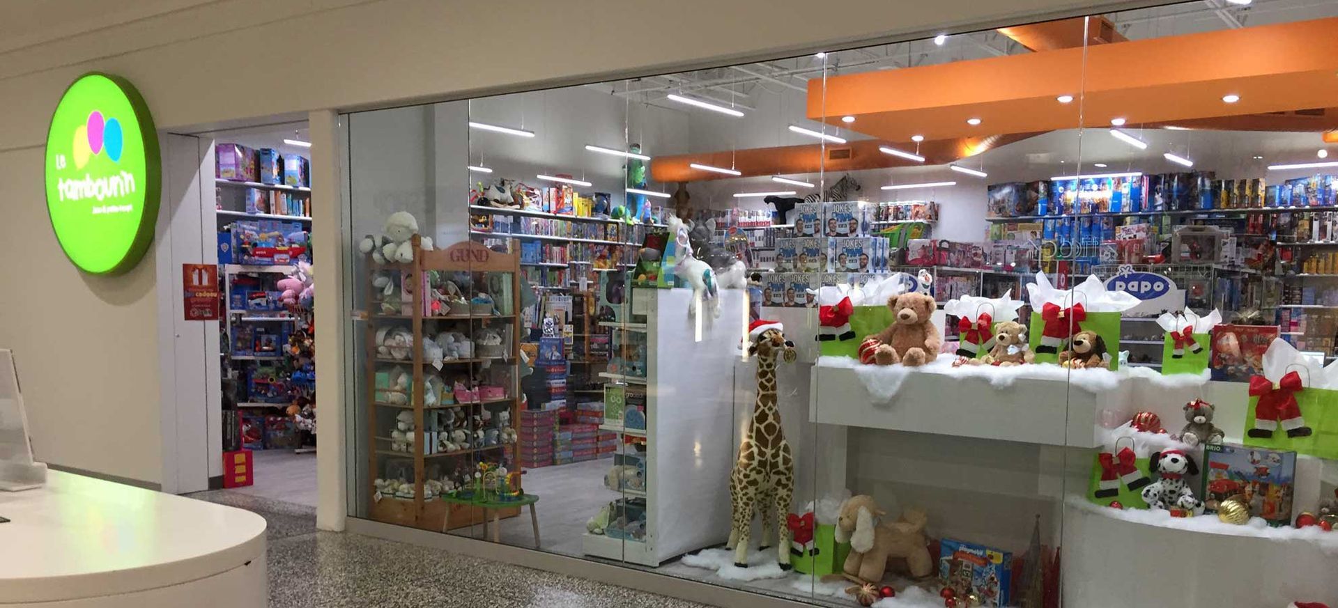 Un magasin de jouets rempli de nombreux jouets et décorations de Noël.