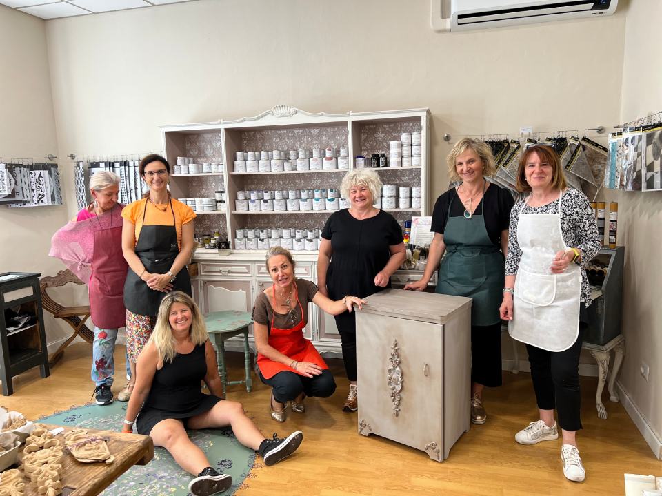 allievi del corso di restauro mobili