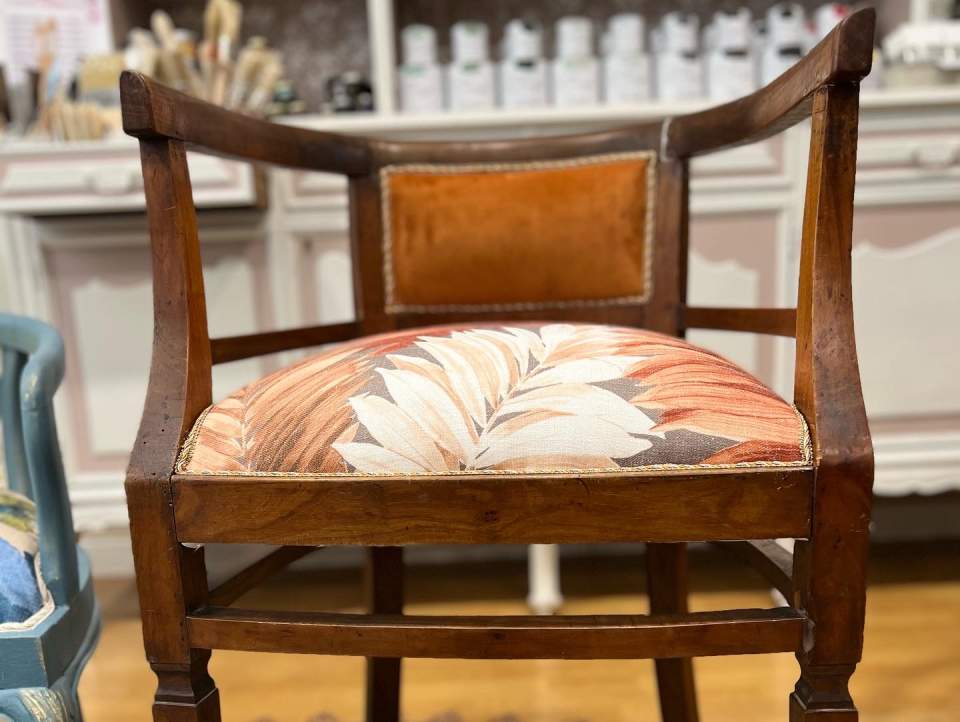 sedia in legno durante il restauro