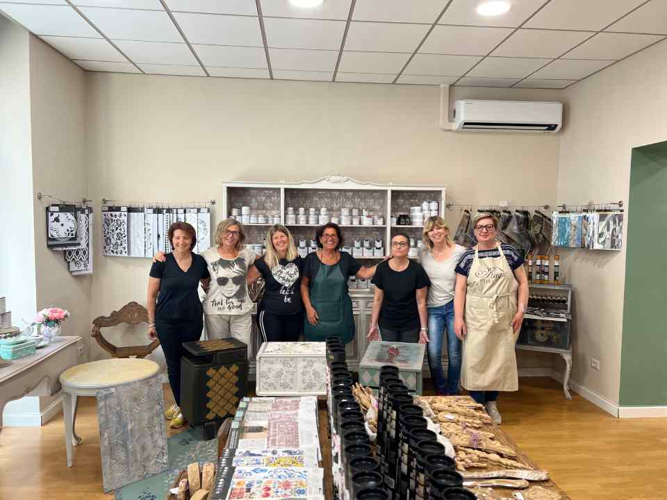 insegnante del corso di decorazione con i partecipanti