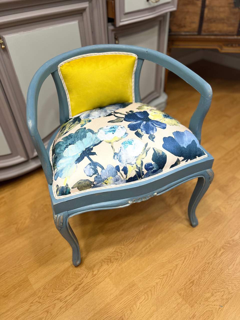 sedia con tappezzeria gialla e azzurra