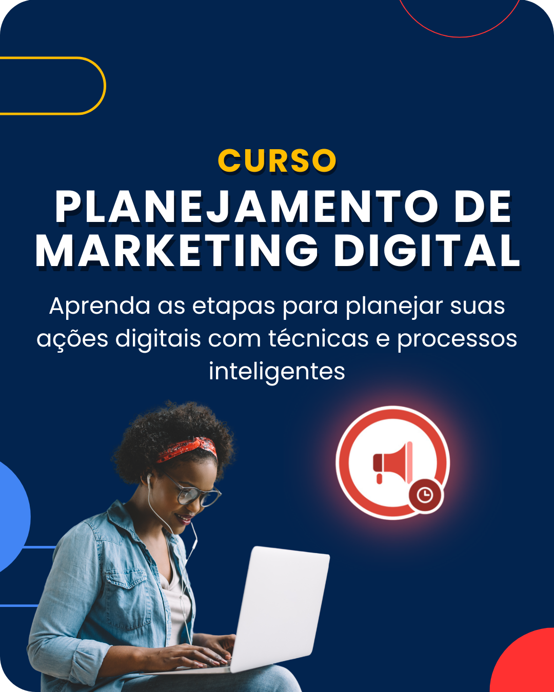 Uma mulher está sentada em frente a um laptop.