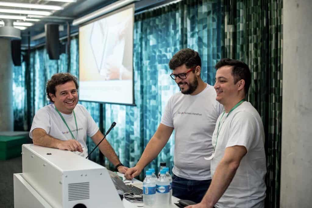 João Dalla, Daniel Santos e Rodrigo Camara, diretores Goobec, estão parados um ao lado do outro em um treinamento Google Ads