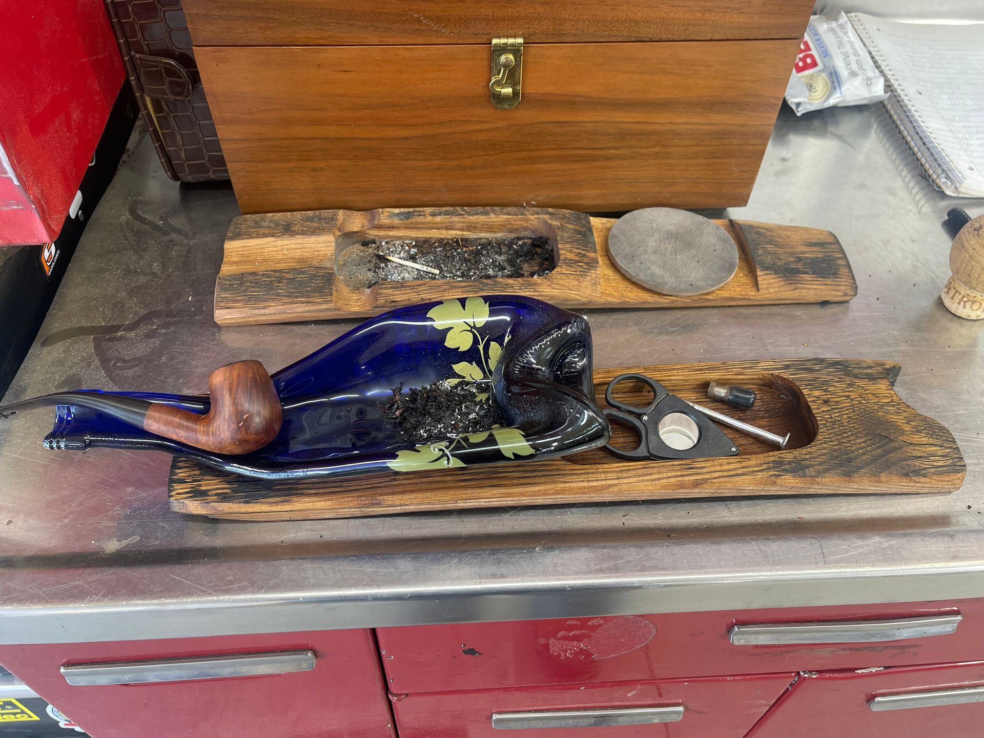A pipe is sitting on top of a wooden tray on a table.
