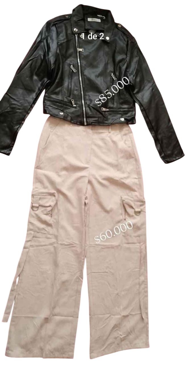 Chaqueta de cuero negra sobre pantalón cargo beige.