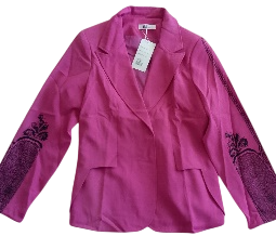 Blazer rosa con bordado negro en las mangas, etiqueta blanca adjunta.