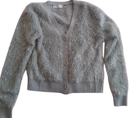 Suéter tipo cárdigan de color gris peludo con destellos plateados, abotonado.