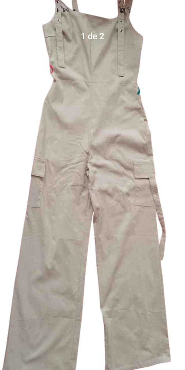 Mono beige con perneras anchas y bolsillos.