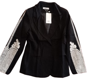 Blazer rosa con bordado negro en las mangas, etiqueta blanca adjunta.