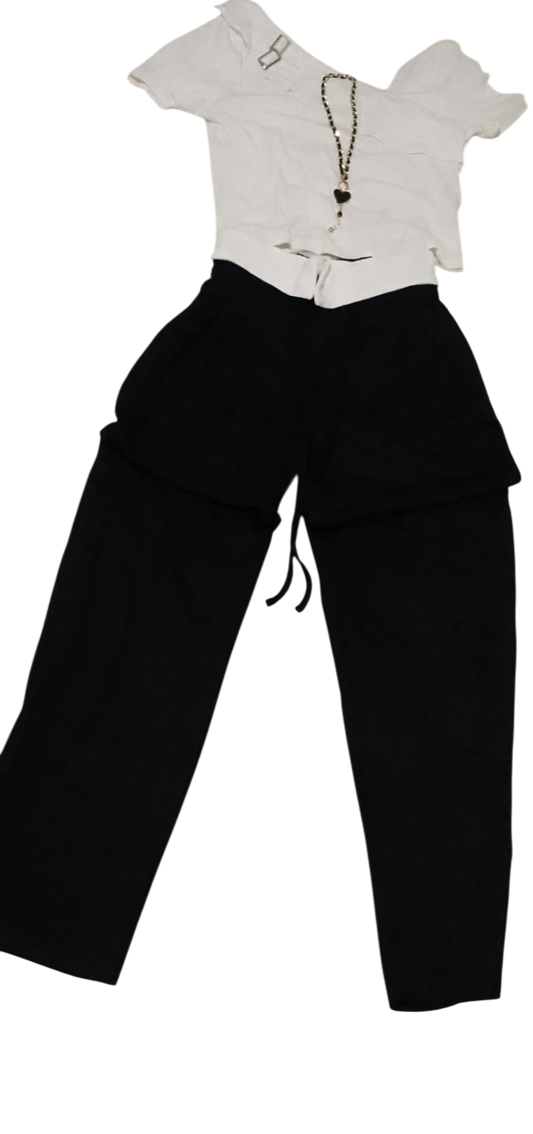Conjunto de camisa blanca y pantalón negro.