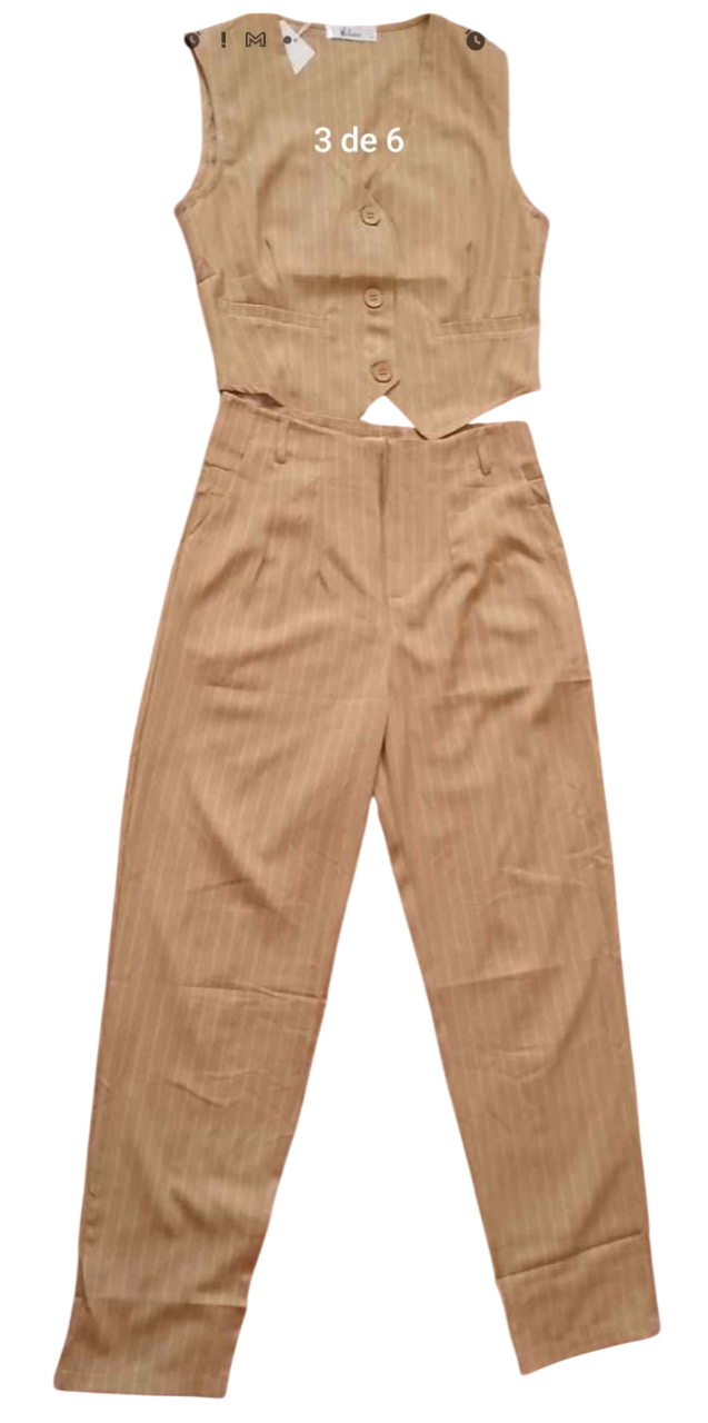 Conjunto de pantalón de pana color tostado y chaleco a juego.