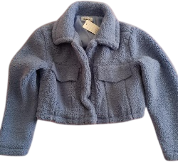 Chaqueta de peluche corta, de color rosa y suave, con dos bolsillos delanteros.