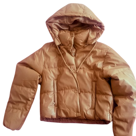 Chaqueta acolchada de color tostado con capucha, cierres a presión en la parte delantera y bolsillos.