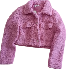 Chaqueta de peluche corta, de color rosa y suave, con dos bolsillos delanteros.