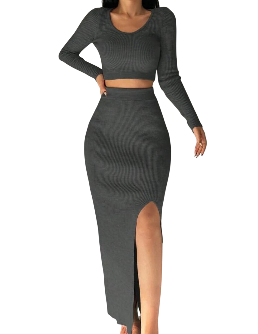 Conjunto de top corto y falda de punto acanalado gris con abertura hasta el muslo.