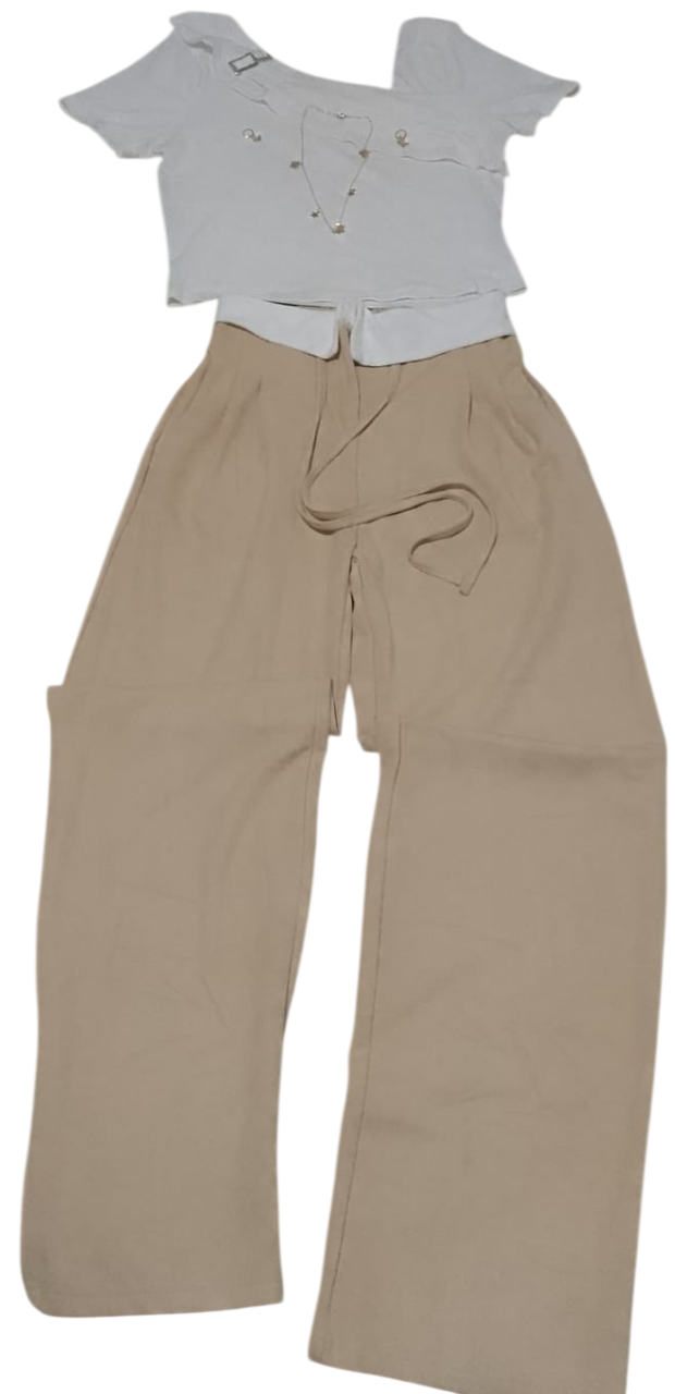 Camisa blanca con pantalón color canela.