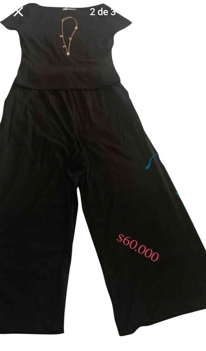 Mono negro de pernera ancha y escote redondo, con collar. Precio: 60.000 dólares.