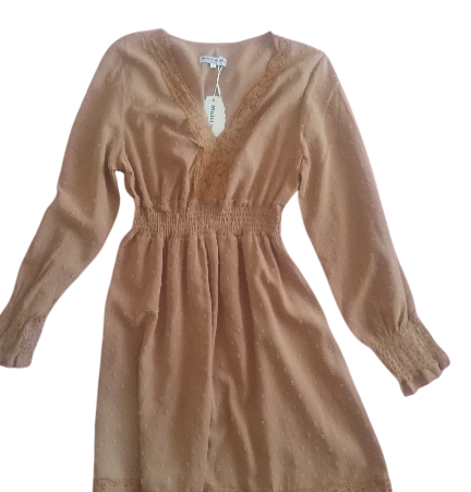 Vestido marrón de manga larga con escote en pico, ribete de encaje y cintura fruncida.