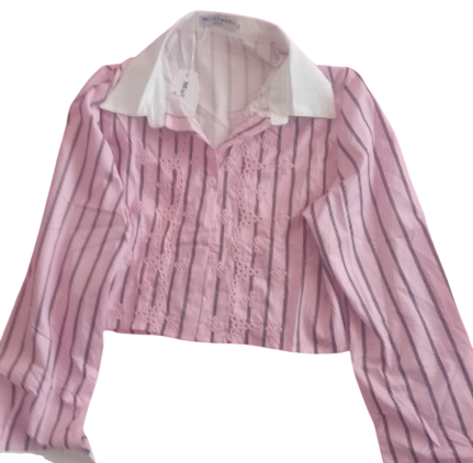 Camisa de manga larga a rayas rosas y blancas con cuello blanco.