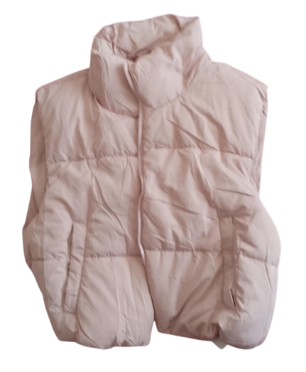 Chaleco acolchado de color rosa claro con cuello alto y cierre con cordón.