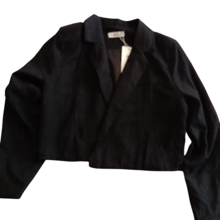 Blazer negro corto con etiqueta.