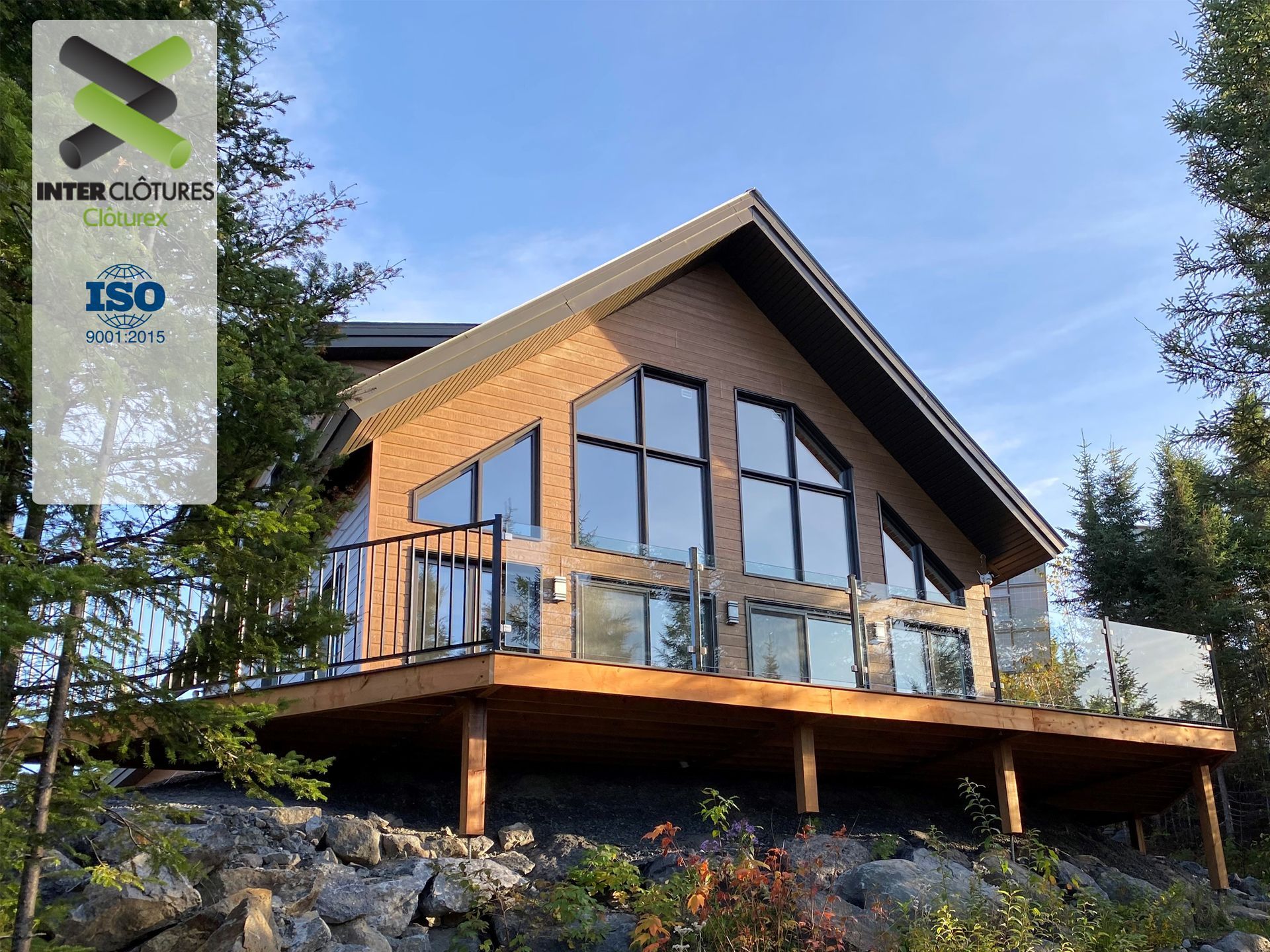 Une grande maison avec beaucoup de fenêtres et une grande terrasse