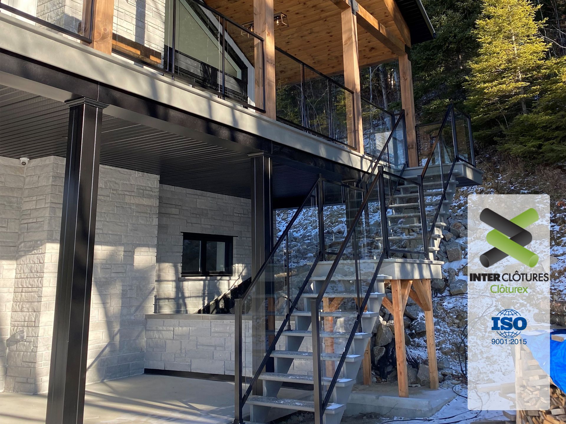 Il y a des escaliers qui mènent au deuxième étage d'une maison.