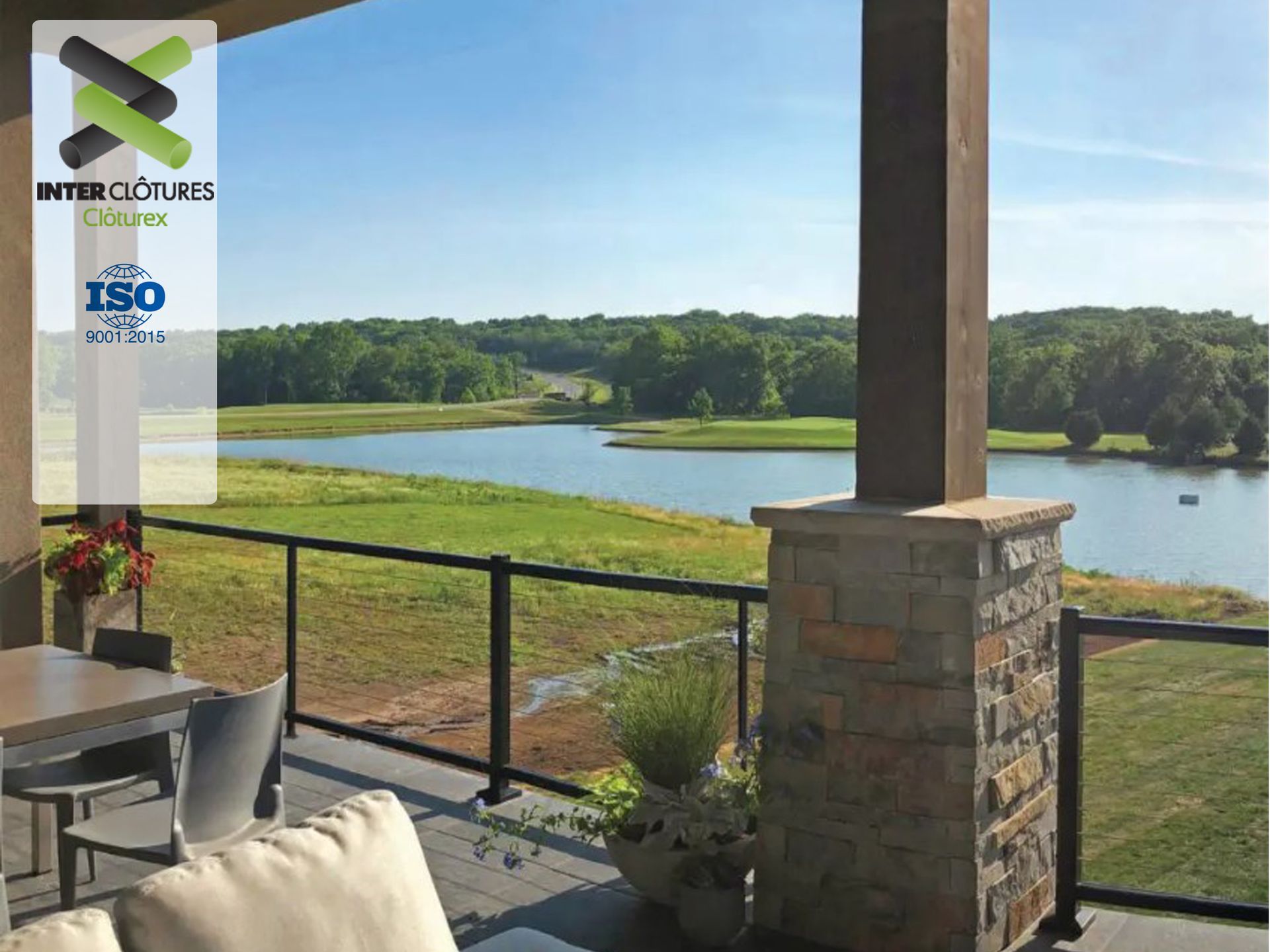 Un balcon avec vue sur un lac et des arbres