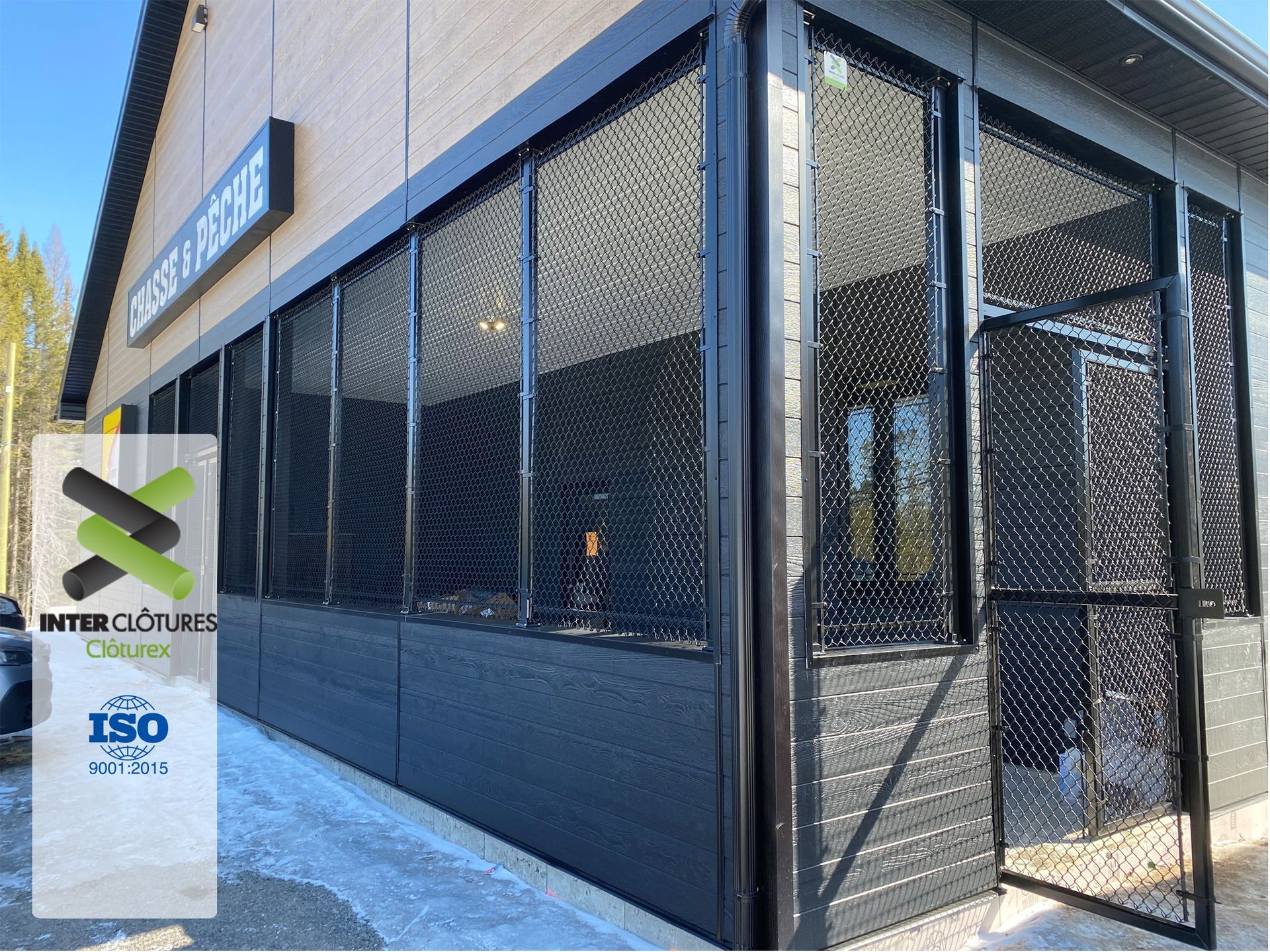 Un bâtiment avec beaucoup de fenêtres et un panneau indiquant iso