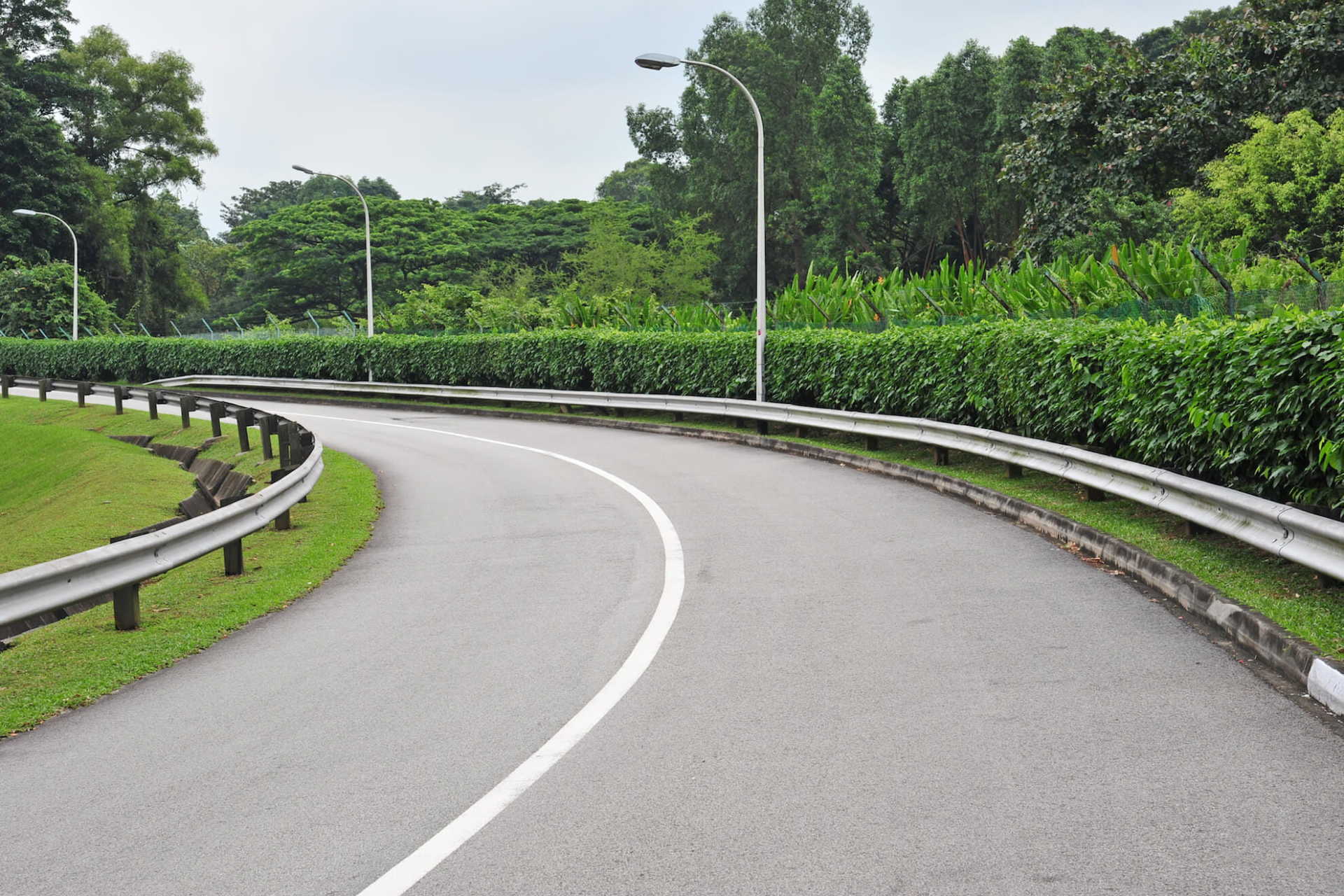 Une route sinueuse avec une ligne blanche dessus