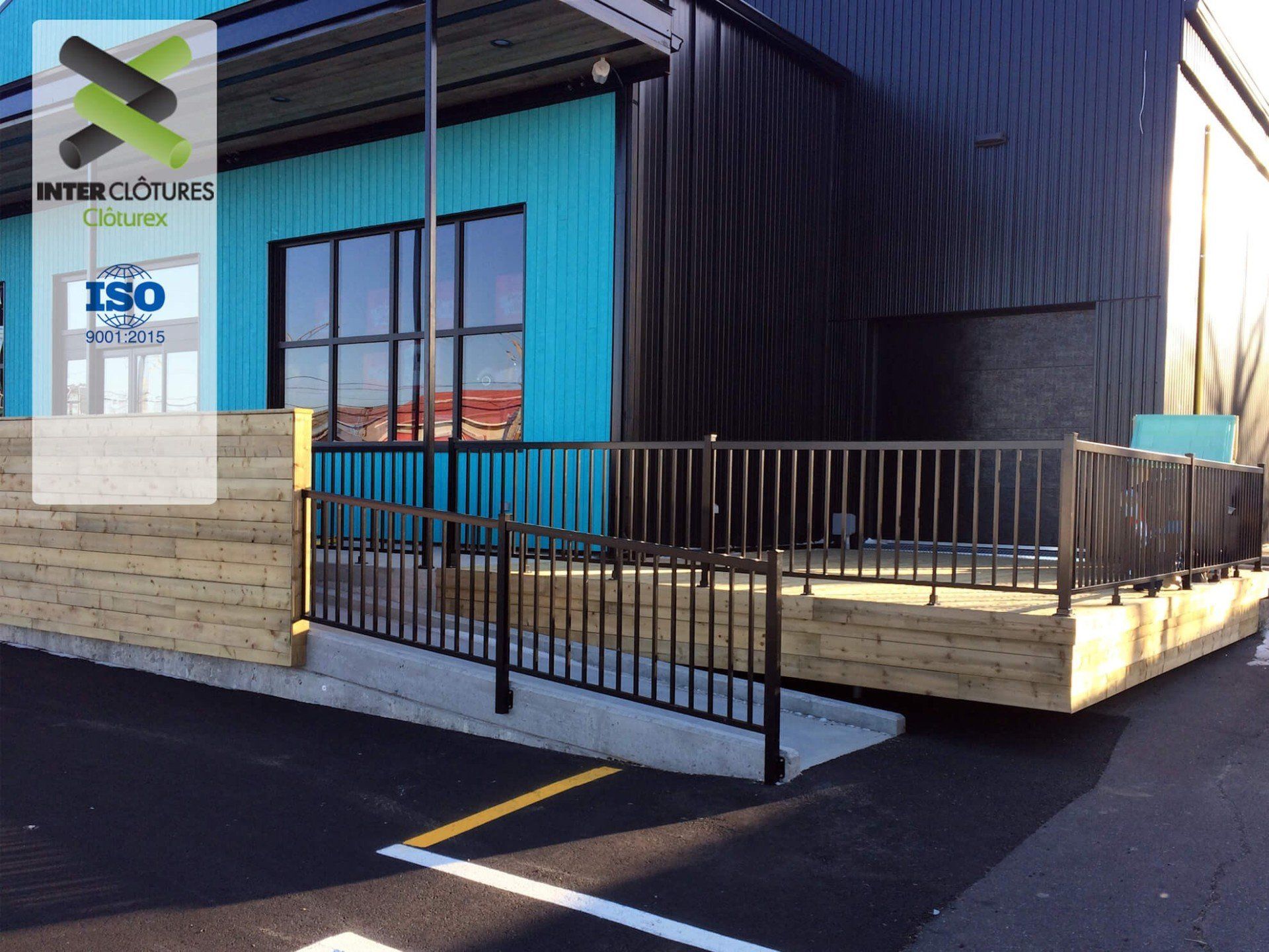 Un bâtiment avec une rampe et un panneau indiquant iso