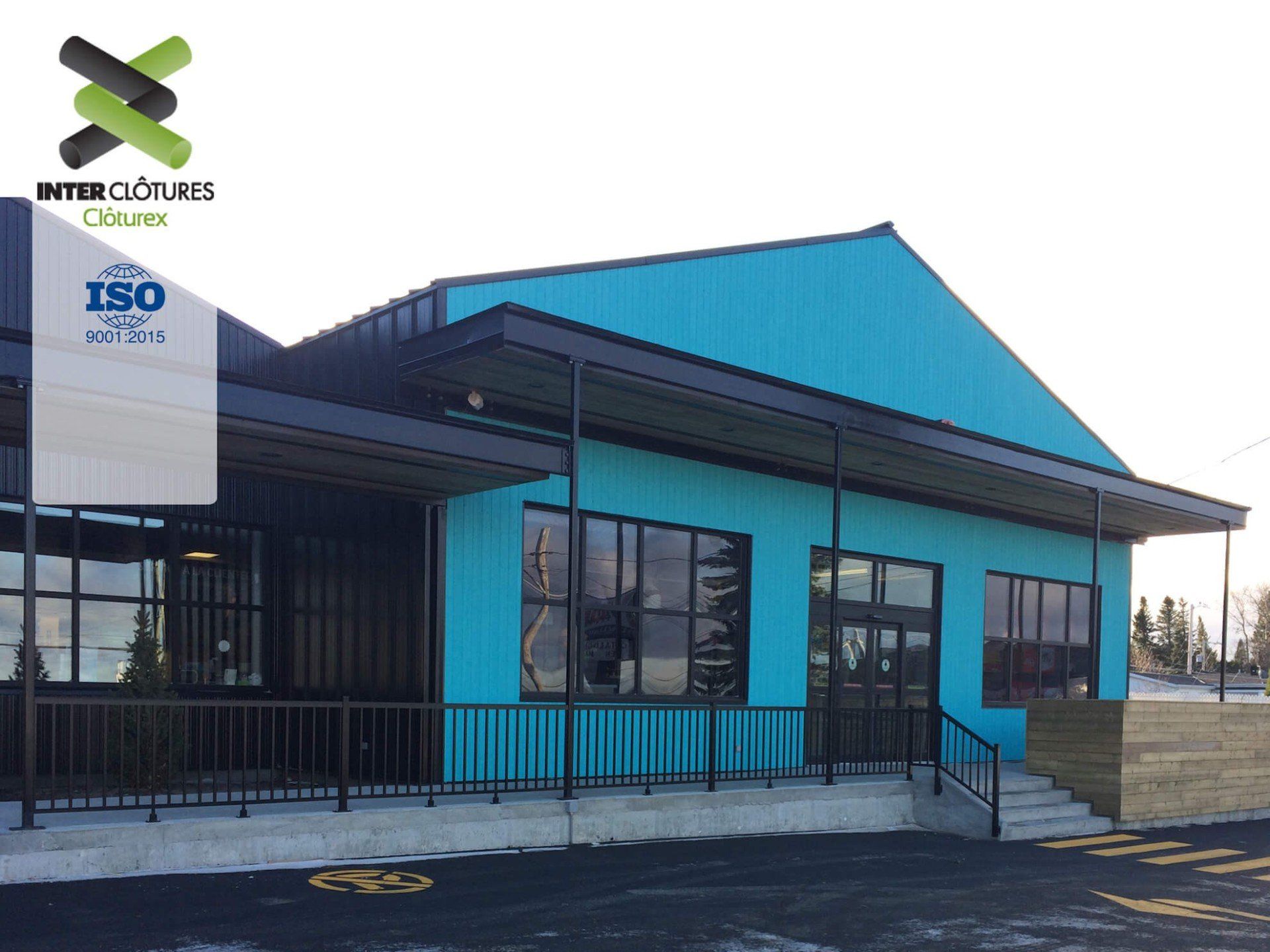 Un bâtiment bleu avec un panneau indiquant ISO dessus