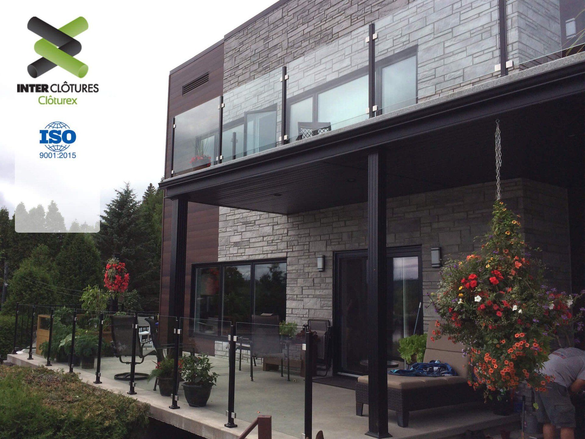 Une maison avec un balcon et un panneau indiquant iso