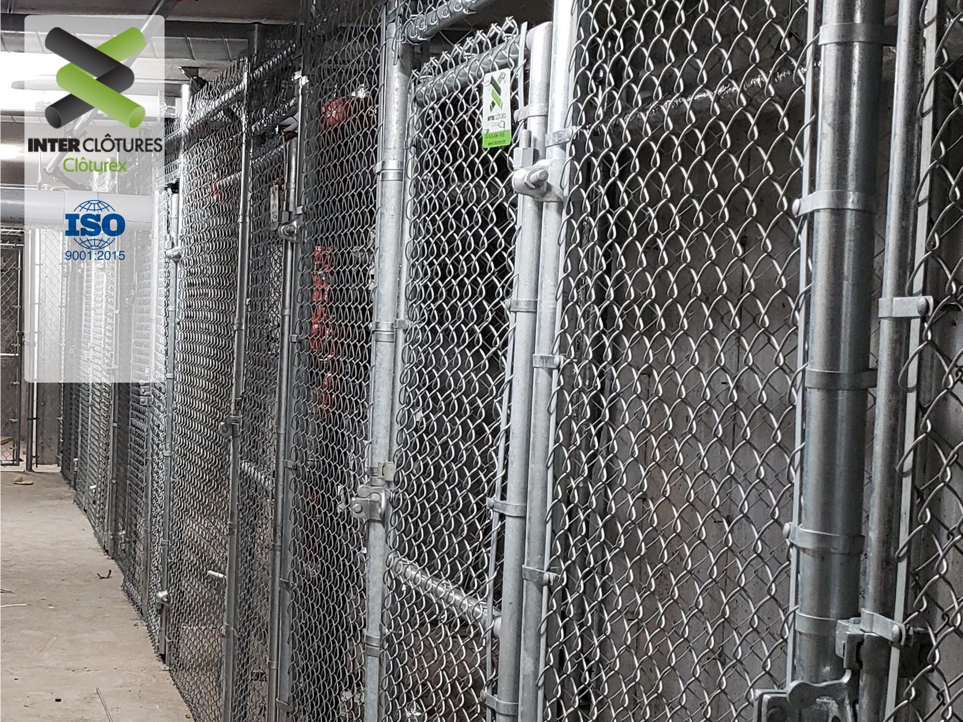 Une rangée de clôtures grillagées dans un bâtiment.